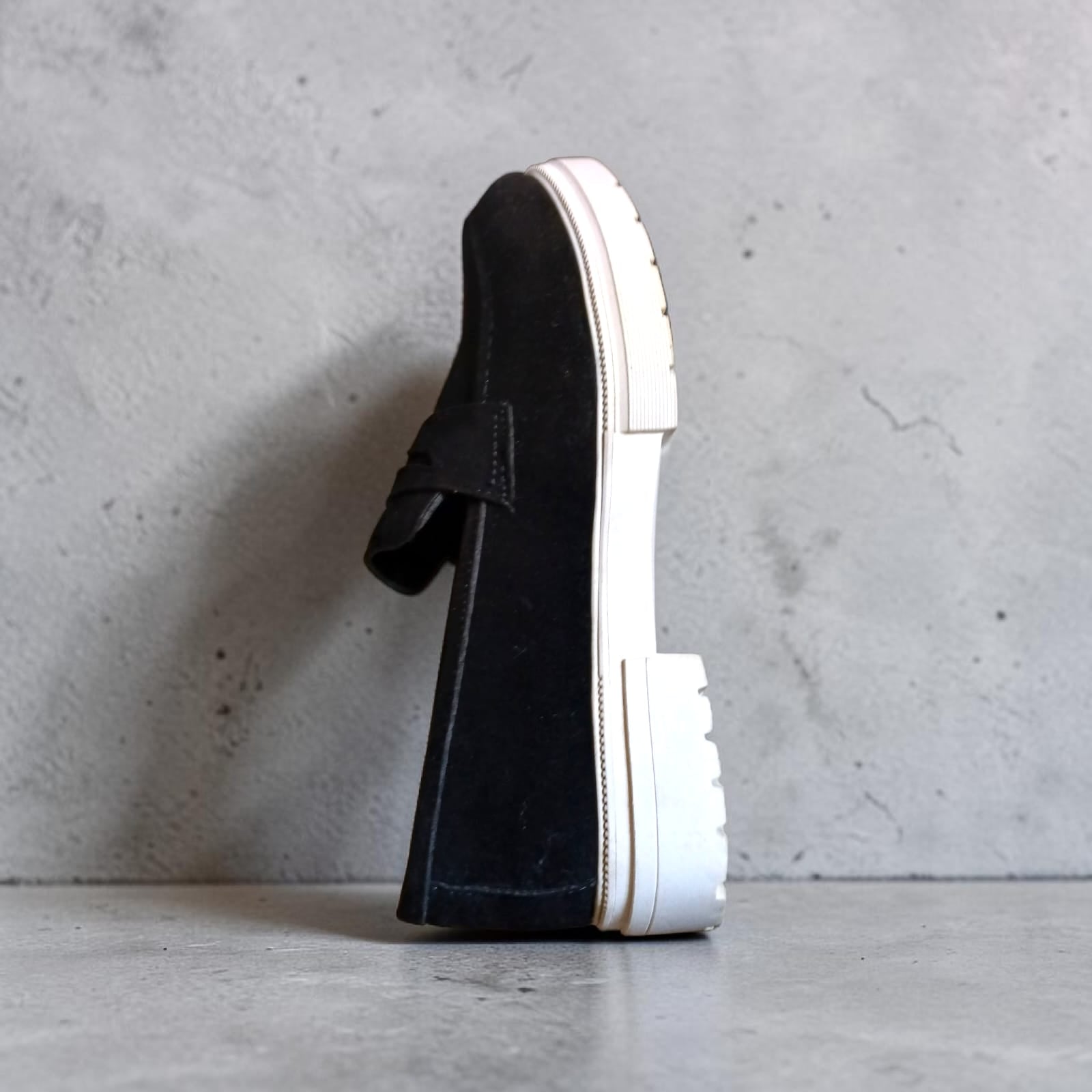 Men's suede loafer shoes black – a modern moccasin design with exceptional lightness and comfort for everyday and casual wear.