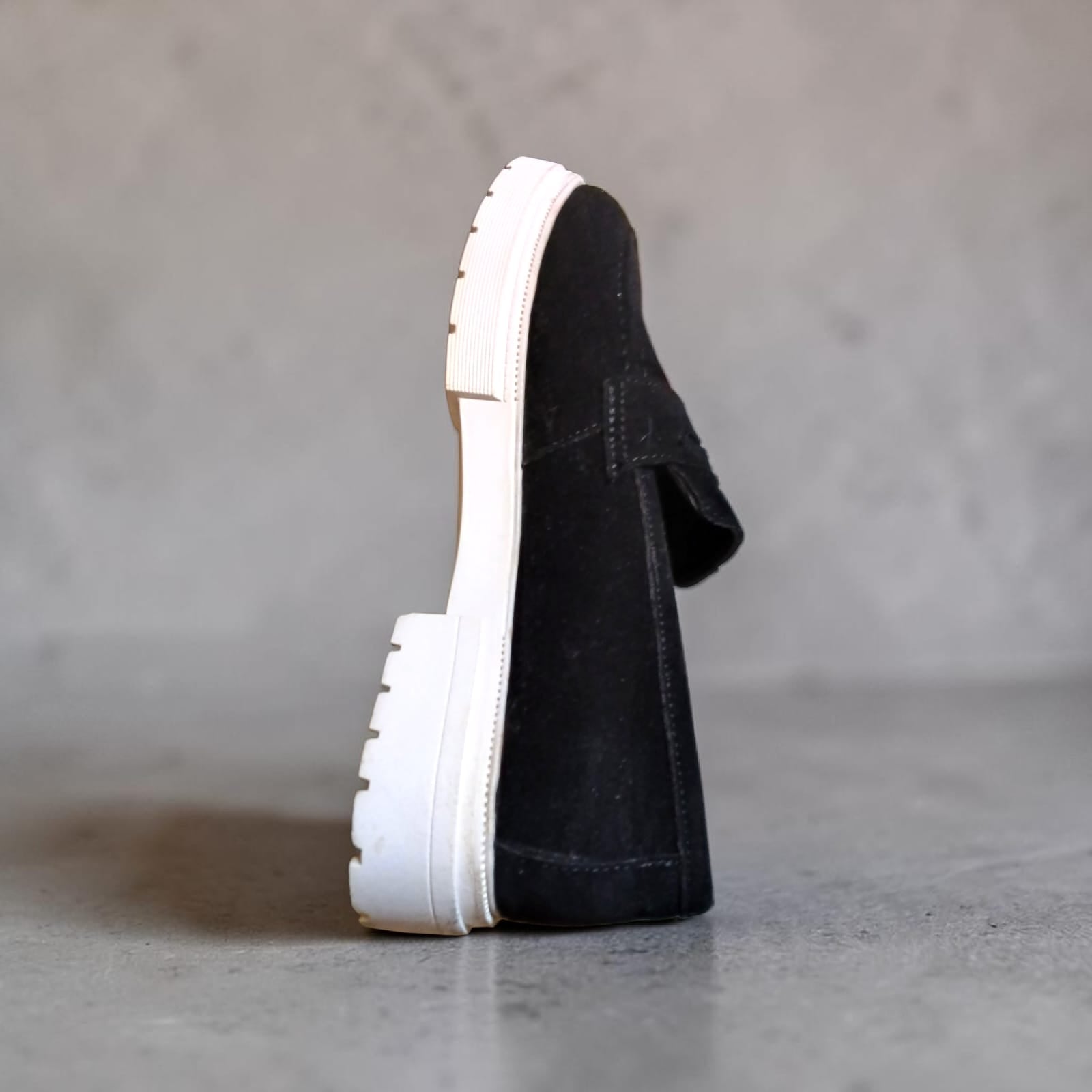 Men's suede loafer shoes black – a modern moccasin design with exceptional lightness and comfort for everyday and casual wear.