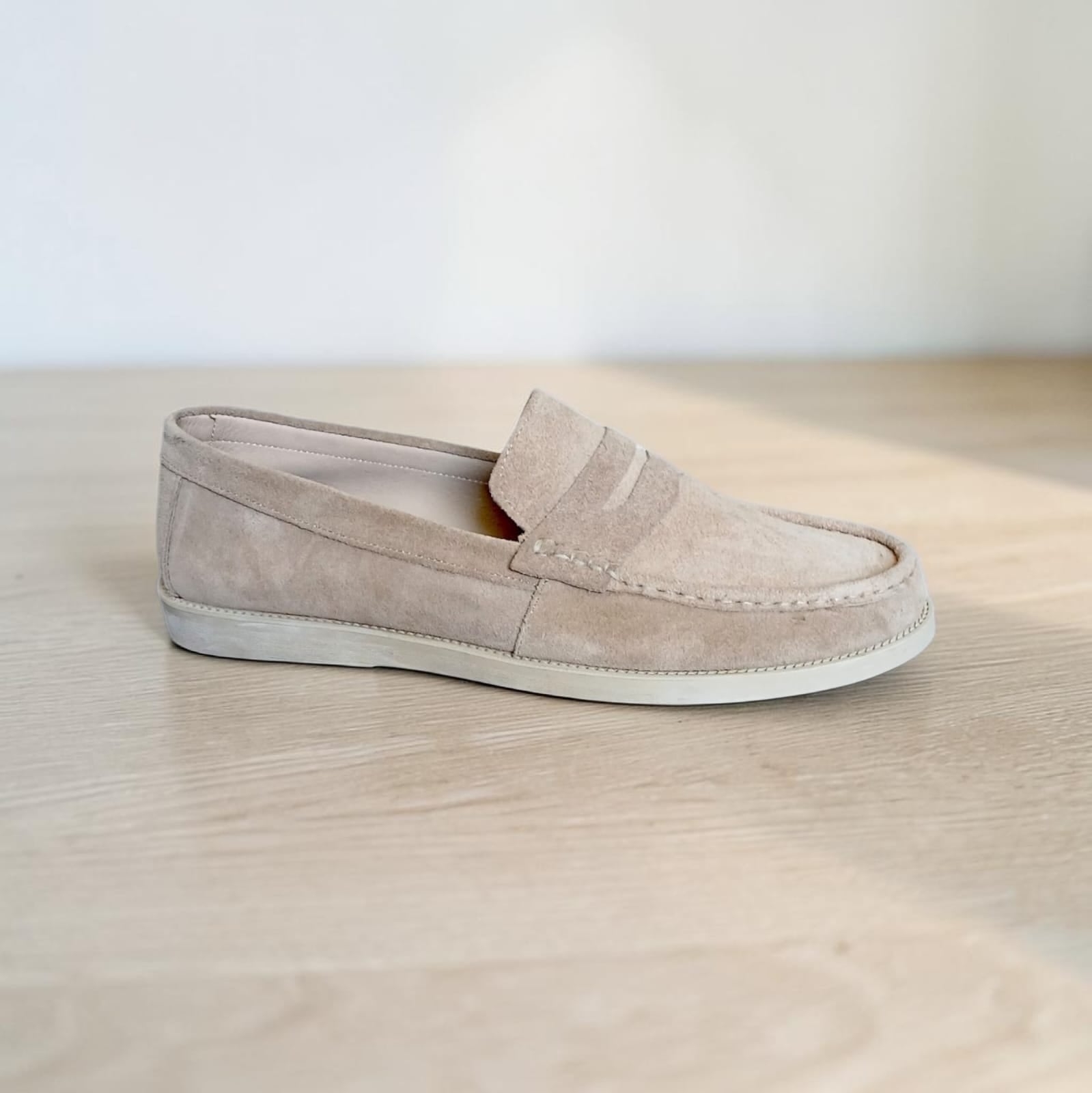 Men's suede loafer shoes beige – a modern moccasin design with exceptional lightness and comfort for everyday and casual wear.