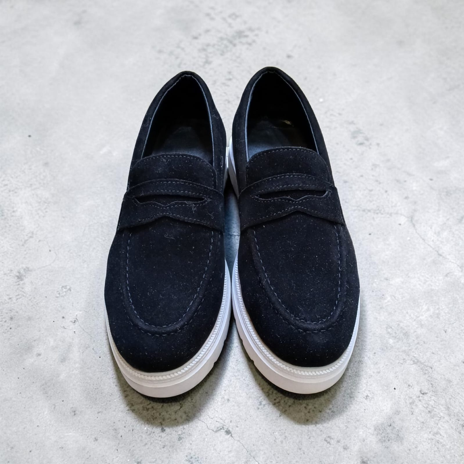 Men's suede loafer shoes black – a modern moccasin design with exceptional lightness and comfort for everyday and casual wear.
